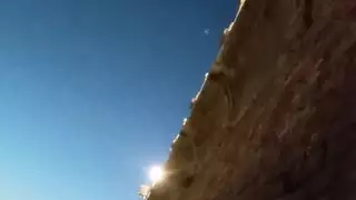 اصطياد الأزواج سخيف على الشاطئ – إنها تريد مني الانضمام!