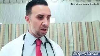ممرضة شرموطة مع الطبيب يكشف على كسها ويلحسه ويمتعها