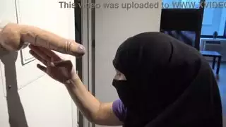 الزوجة المسلمة العربية تحب مص الديوك الكبير غير المقبول