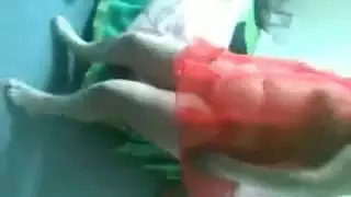 مفيش امتع من الاحمر الشفاف على جسم اللبوه اللى بتهيج جوزها المسافر بعرض نيك