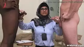 ميا خليفة الإباحية العربية يقيس الديك الأبيض مقابل الديك الأسود ()