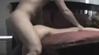 هذه الشقراء الشابة لديها ثديين صغيرين وجمل مثالي لاختراقه