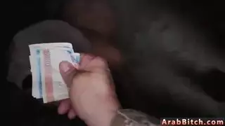 الحزب العربي والفتاة البيضاء تحب أرنب المهاجرين المسلمين