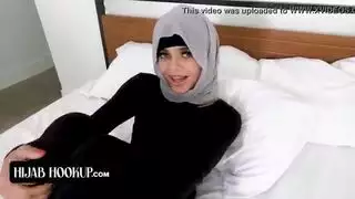 الحجاب هوكوب فتاة عربية ساخنة تمتص قضيب مدربها أثناء التمرين وتظهر له ملابسها الداخلية المثيرة