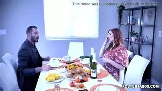 ربطت بوقاحة وقحة ومرتبطة على طاولة مثل تركيا من قبل والديها لورين فيليبس وكوينتون جيمس!