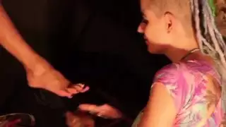 شيطان يغوي جولي ديلار مع الرقص الذي لا يقاوم ويغادر الاثنان إلى سيريكا