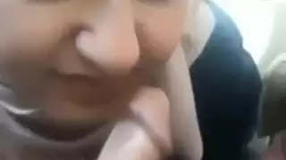 زوجة محجبة ترضع الزب في السيارة