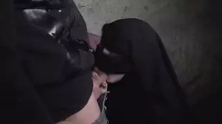امرأة في النقاب تمتص قضيب غريب ضيق