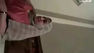 منحرف يصور زوجته المحجبة نائمة ويبعبص في بزازها الملبن