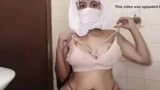 المسلمة العربية الحقيقية الصلاة والاستمناء في الحجاب وتخطي كس على كاميرا الويب