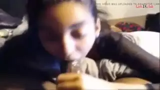 عربي نحيف يأكل الديك الأسود