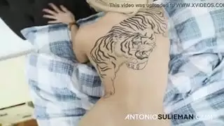 شقرة ومكوتها مفتوحة عبارة