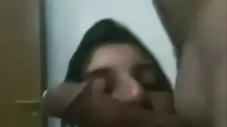 محجبة تمص الزب بلهفة