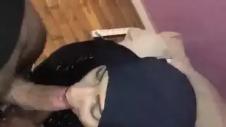 امرأة جميلة في الحجاب تمتص الديك