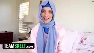 مراهقة عربية عديمة الخبرة تسمح لصديقتها المقربة بتغطية حجابها بالحب بعد جلسة جنسية عاطفية