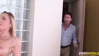 عاهرة شقراء ذات شعر طويل تمسك رأسها بينما تمص قضيبها