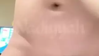 الفرخ العربي عاريا تماما ومضايقة مع ثديها الطبيعي الكبير وجمل مشعر الضيق