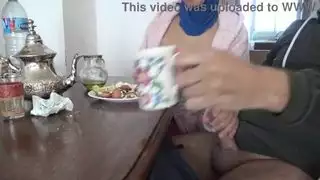 زوجة الأب التركية تستمني ربيبها أثناء تناول وجبة الإفطار