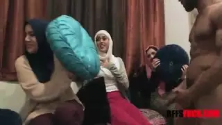 الفراخ الإسلامية العربية يمارس الجنس مع بي بي سي قبل صلاتهم