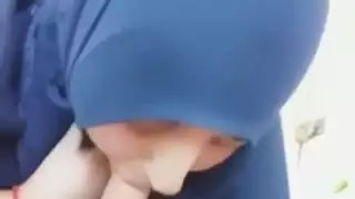 محجبة جزائرية تمص الزب وتضحك