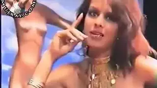 رقص عارية عربي على الساحة العامة