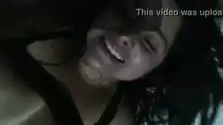 فتاة لاتينية تمارس الجنس على لعبة جنسية بلاستيكية بدلاً من تصوير فيديو لها