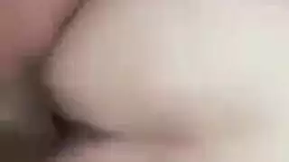 تقلع ملط و تغريه بجسمها و تفنس بطيزها و كسها المنتوف في أروع سكس عربي نار