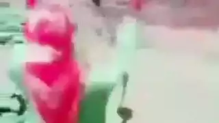 امرأة تحلق مع تعليق باللغة العربية