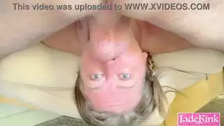انه يدفع قضيبه الكبير عميقا جدا في بوسها مع لعق