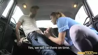 الجنس في السيارة مع ممرضة مثيرة للغاية