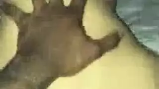 شاب أسود يمارس الجنس مع فتاة شقراء بصوت عالٍ جدًا ، خلال رباعية غير رسمية ، في غرفة نومها