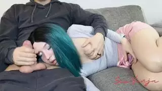 انها تغفو ورأسها على هذا الرجل الساخن الديك الكبير